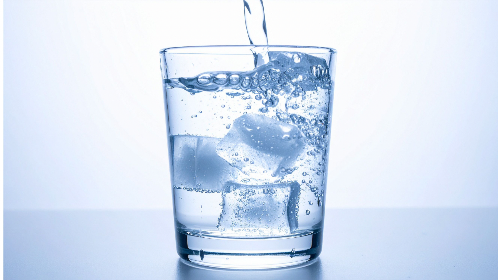 むくみを感じるときは脱水気味な可能性もあります。しっかり水分補給しましょう